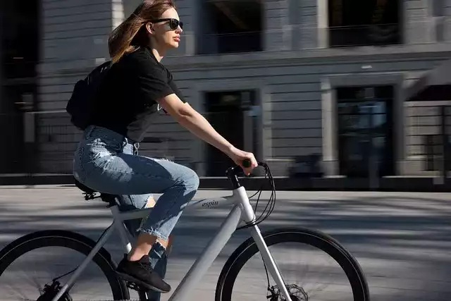 femme à vélo